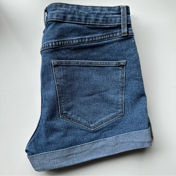 NWOT H&M Cuffed Denim Jean Short - Picture 3 of 9
